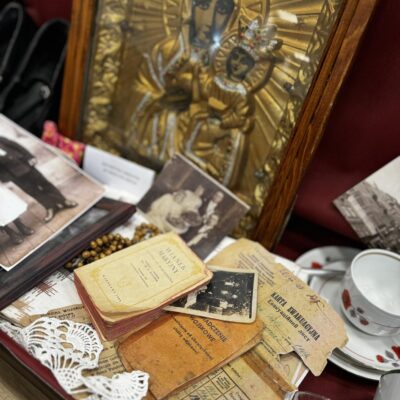 Obraz, książki i przedmioty codzienne w walizce