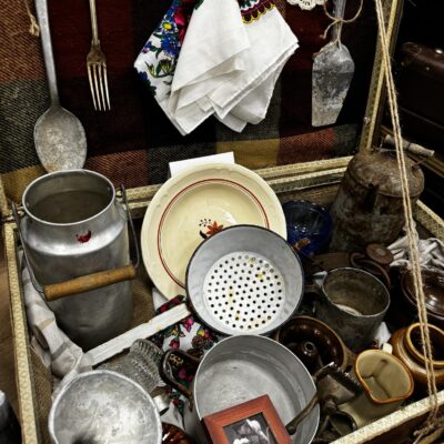 Naczynia kuchenne prezentowane w kolejnej walizce