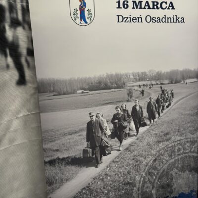 Baner czarno - biały przedstawiający grupę wędrujących ludzi