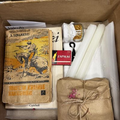 Kolejna walizka z rzeczami przesiedleńców