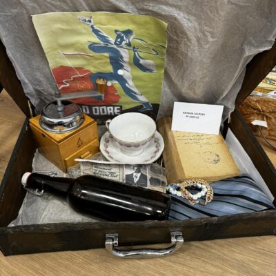 Młynek, filiżanka i drobne przedmioty, należące do przesiedleńców