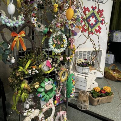 Kompozycja wielkanocna przy scenie