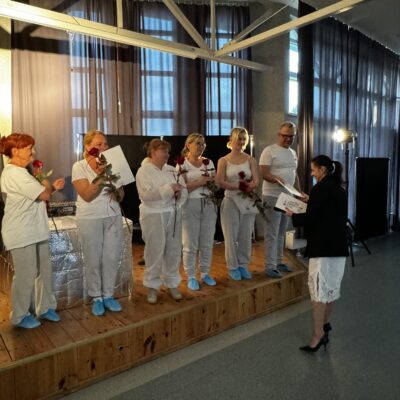 Artyści otrzymują podziękowania od p. Dyrektor Ośrodka Kultury Gminy Lubin
