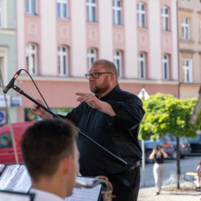 P. Krzysztof Augustyniak dyryguje orkiestrą w czasie występu