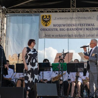 Skarbnik Gminy Lubin, odbiera podziękowania za występ zespołu