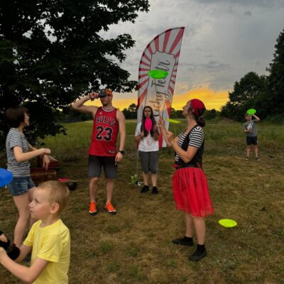zabawy z wirującymi talerzykami