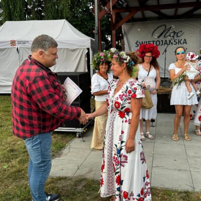 Wójt wręcza nagrodę laureatce konkursu na WIANEK ŚWIĘTOJAŃSKI