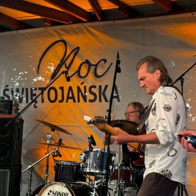 Gitarzysta i perkusista MIDNIGHT BLUES w czasie występu