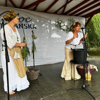 TEATR ZE ŚWIETNĄ NAZWĄ w czasie wystawiania fragmentu sztuki W CIEMNOŚCI