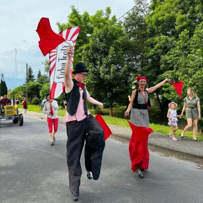 Szczudlarze z CICHEGO TEATRU podczas przemarszu