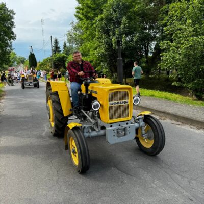 Wójt na żółtym traktorze w czasie korowodu