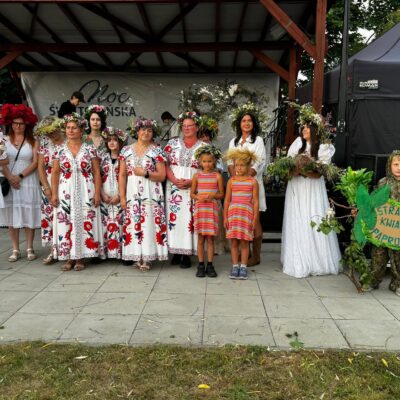 Uczestnicy konkursu na wianek świętojański pozują do wspólnego zdjęcia