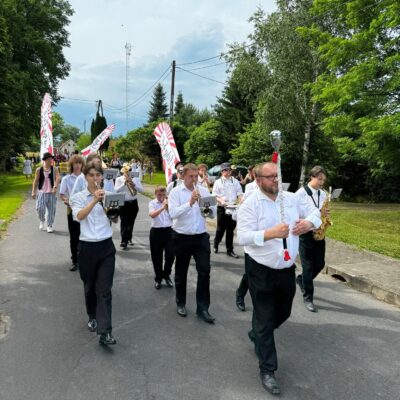 Młodzieżowa Orkiestra Dęta Gminy Lubin prowadzi korowód świętojański
