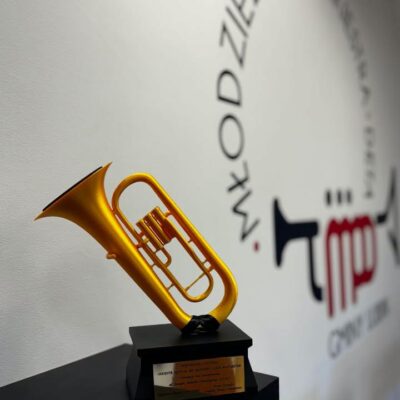 Statuetka w formie złotej trąbki, którą otrzymała Orkiestra
