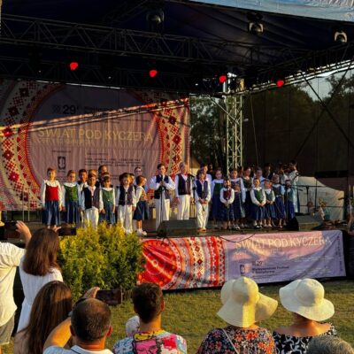 Kyczerka oklaskiwana na scenie