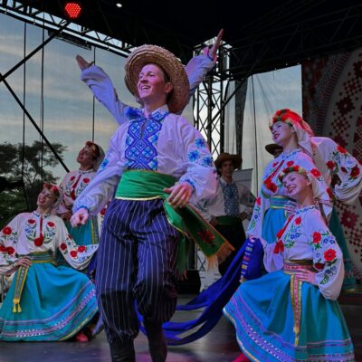 Ukraina - National Folk Dance Ensemble “Happy Childhood” podczas występu