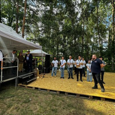 Młodzieżowa Orkiestra Dęta Gminy Lubin, przygotowująca się do występu